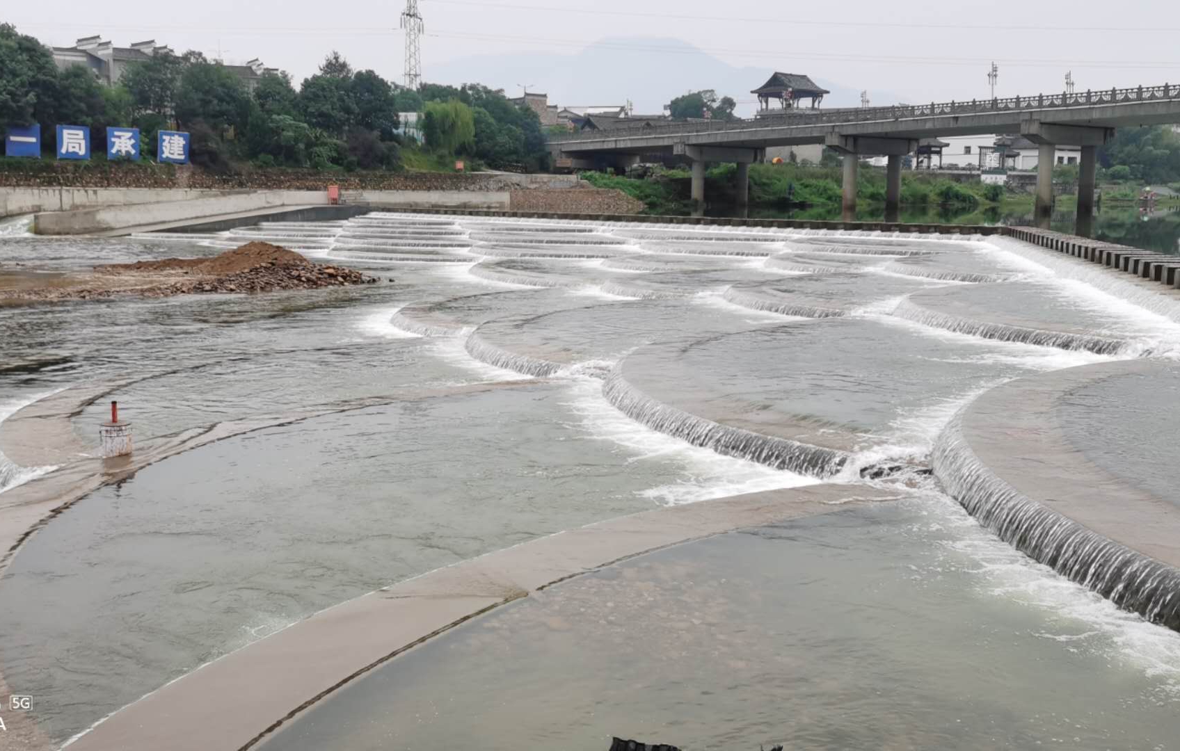 龙虎山项目部的"网红"龙鳞状景观壅水坝
